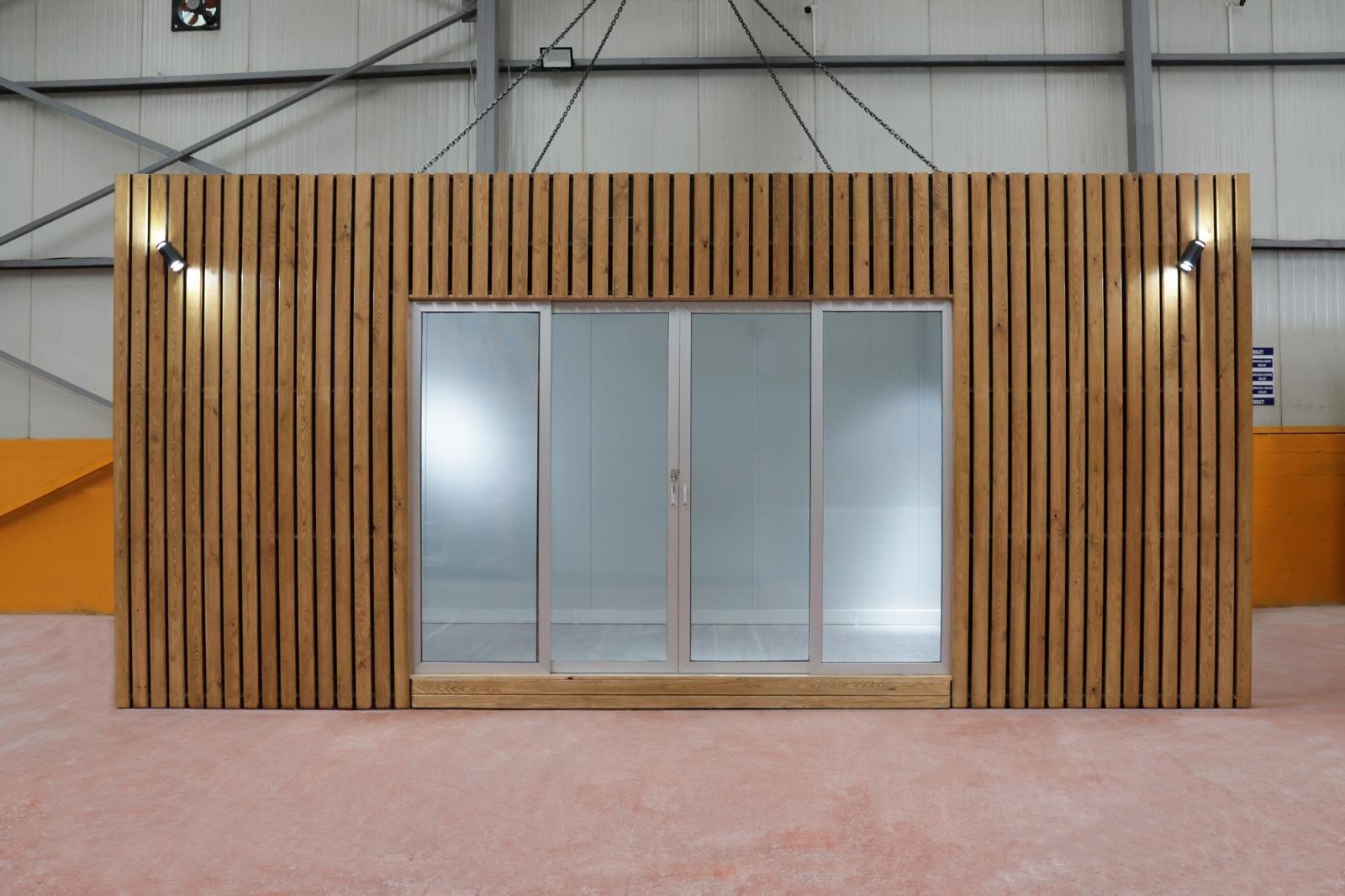 Tree House: Ahşap Kaplamalı Modern Ofis ve Yaşam Konteyneri